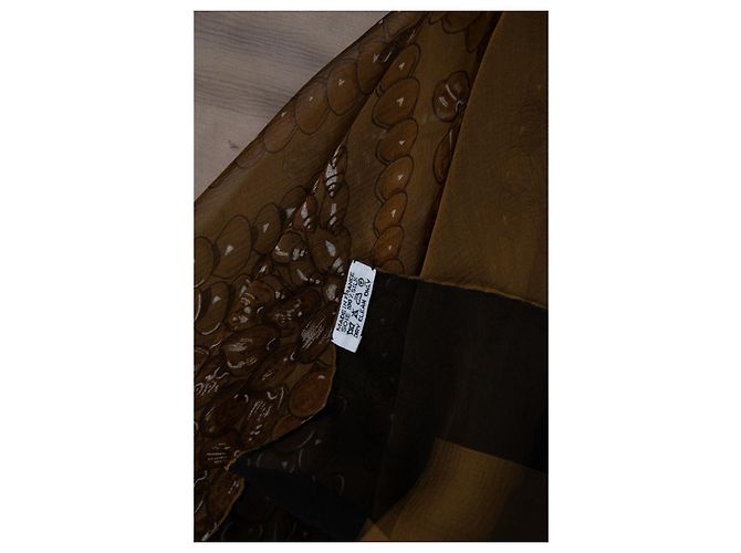 Bufanda de seda Rocaille de Hermès con estampado de concha Castaño - vista 8