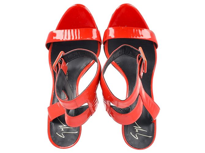 Giuseppe Zanotti High Ankle Strap Sandalen mit roten Lacklederabsätzen - Ansicht 3