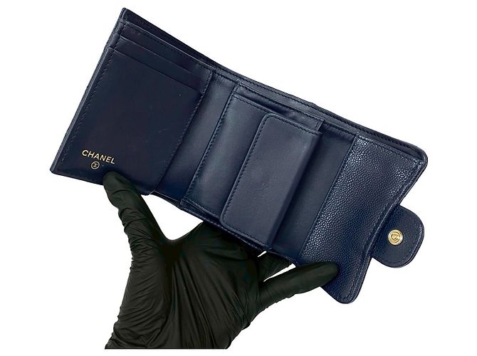 Cartera tri-fold de cuero caviar Matelassé Coco de Chanel Azul marino - vista 7