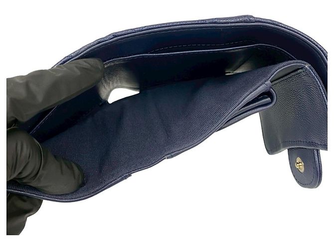 Cartera tri-fold de cuero caviar Matelassé Coco de Chanel Azul marino - vista 8