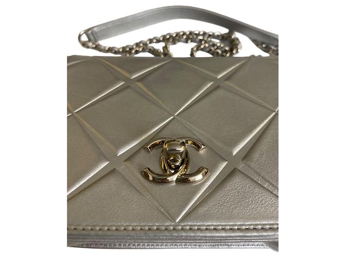 Borsa a tracolla in pelle di vitello metallica argento Chanel Airlines 16P Mini Propellor - vista 10