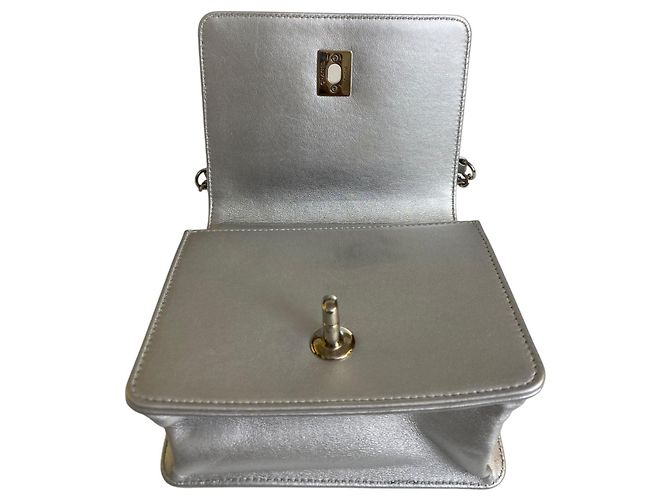 Borsa a tracolla in pelle di vitello metallica argento Chanel Airlines 16P Mini Propellor - vista 11