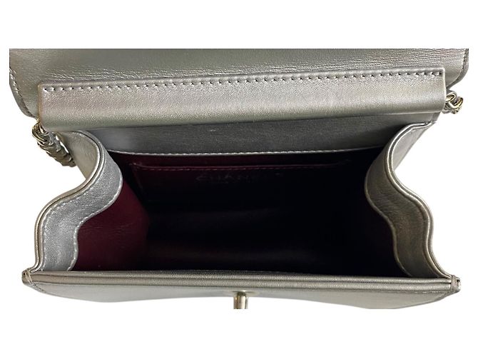Borsa a tracolla in pelle di vitello metallica argento Chanel Airlines 16P Mini Propellor - vista 13