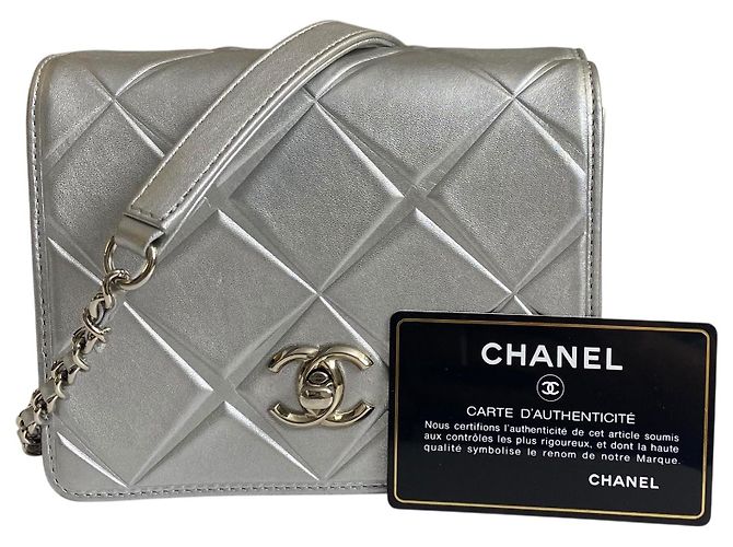 Borsa a tracolla in pelle di vitello metallica argento Chanel Airlines 16P Mini Propellor - vista 2