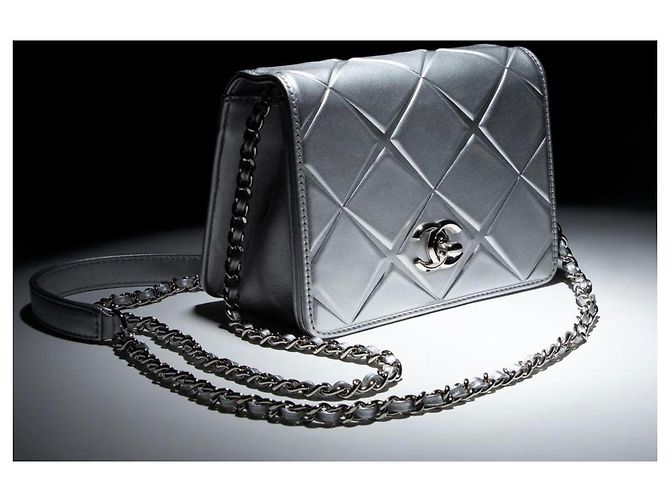 Borsa a tracolla in pelle di vitello metallica argento Chanel Airlines 16P Mini Propellor - vista 4