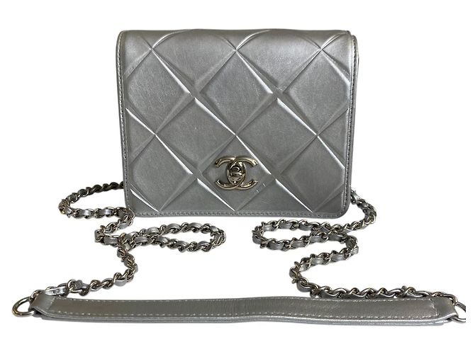 Borsa a tracolla in pelle di vitello metallica argento Chanel Airlines 16P Mini Propellor - vista 5