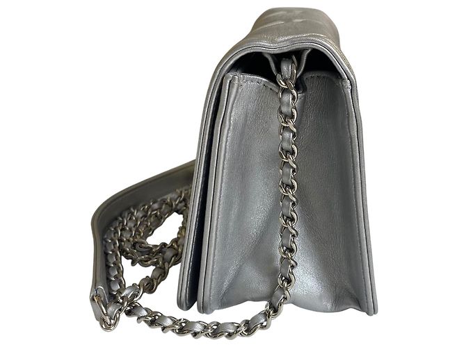 Borsa a tracolla in pelle di vitello metallica argento Chanel Airlines 16P Mini Propellor - vista 7