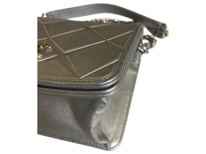 Borsa a tracolla in pelle di vitello metallica argento Chanel Airlines 16P Mini Propellor - vista 9