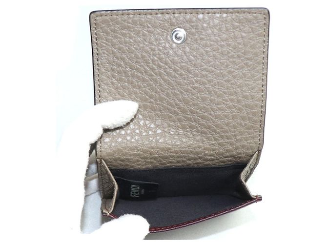 Billetera Fendi FF Compact Tri-Fold Burdeos - vista 5