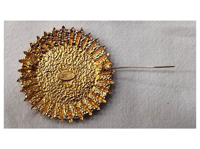 Spilla Chanel Deauville Crest dorata D'oro - vista 3