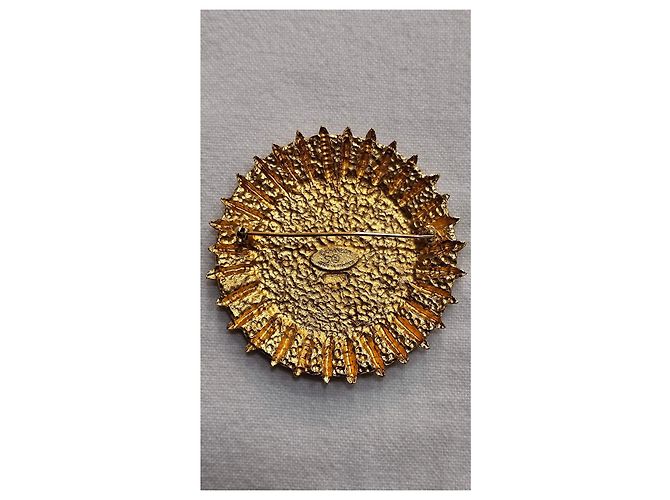 Spilla Chanel Deauville Crest dorata D'oro - vista 4