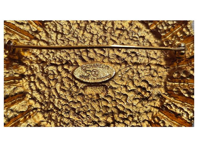 Spilla Chanel Deauville Crest dorata D'oro - vista 5