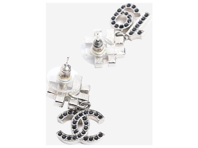 Chanel Silberne und schwarze CC 19 Ohrringe - Ansicht 2