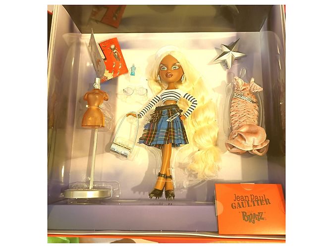 Coffret collection "Bratz x Jean Paul Gaultier Fashion Doll" - vue 10