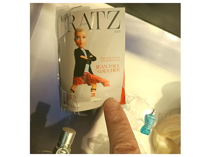 Coffret collection "Bratz x Jean Paul Gaultier Fashion Doll" - vue 11