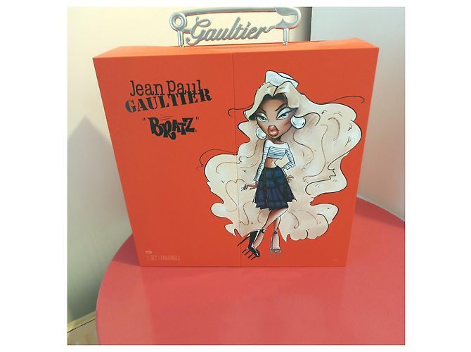 Coffret collection "Bratz x Jean Paul Gaultier Fashion Doll" - vue 2