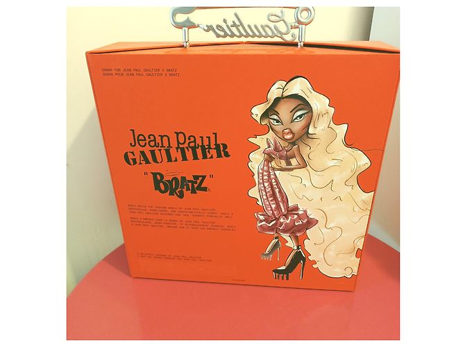 Coffret collection "Bratz x Jean Paul Gaultier Fashion Doll" - vue 3