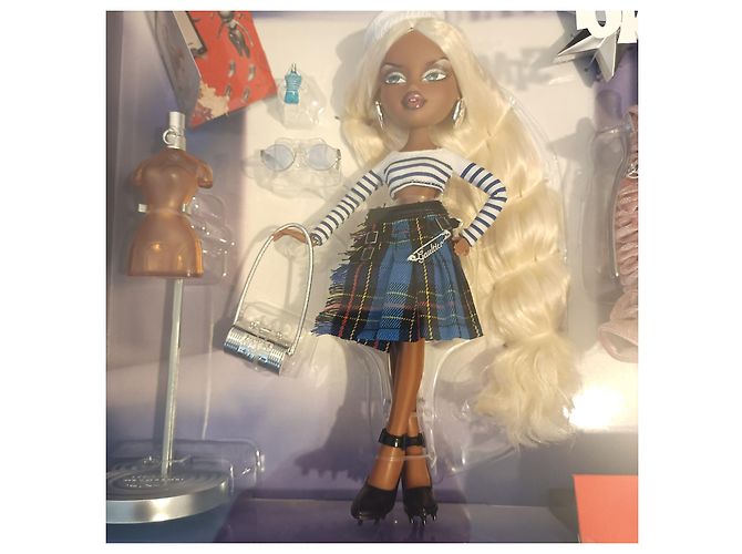 Coffret collection "Bratz x Jean Paul Gaultier Fashion Doll" - vue 6