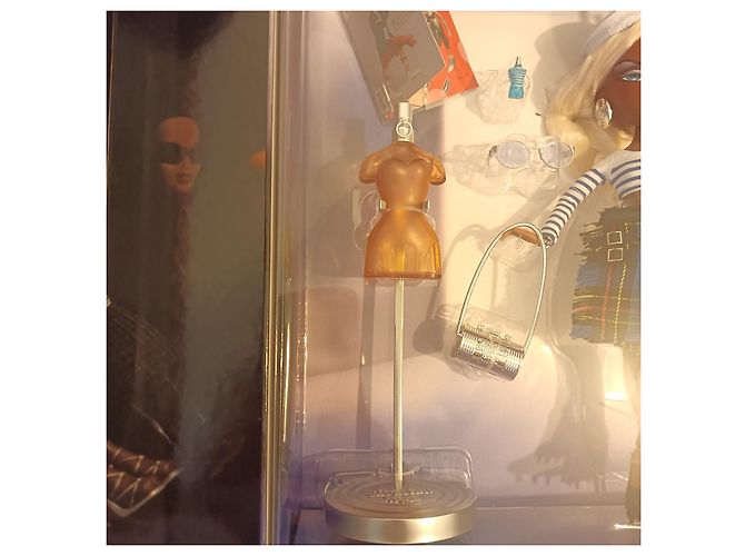 Coffret collection "Bratz x Jean Paul Gaultier Fashion Doll" - vue 7