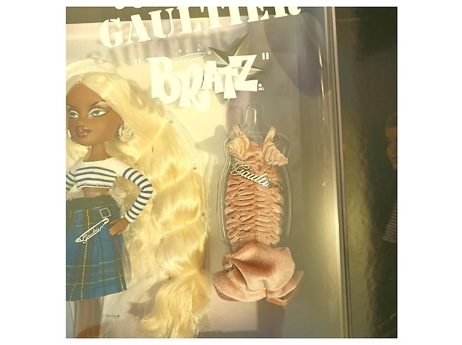 Coffret collection "Bratz x Jean Paul Gaultier Fashion Doll" - vue 8