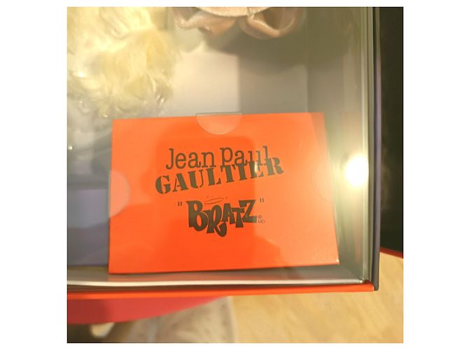 Coffret collection "Bratz x Jean Paul Gaultier Fashion Doll" - vue 9