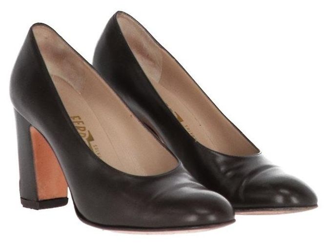 Braune Lederpumps von Salvatore Ferragamo - Ansicht 5