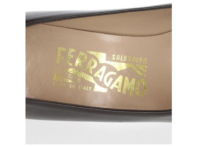 Braune Lederpumps von Salvatore Ferragamo - Ansicht 8