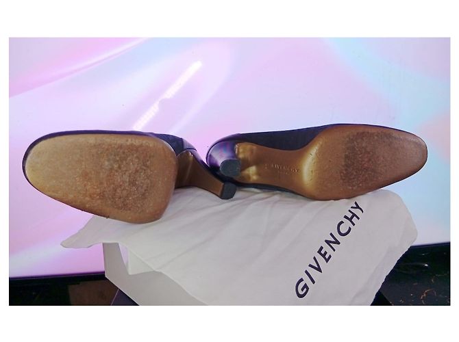 Givenchy, Pumps mit Dickem Absatz Monogramm (Vintage/Klassisch). Schokolade - Ansicht 2