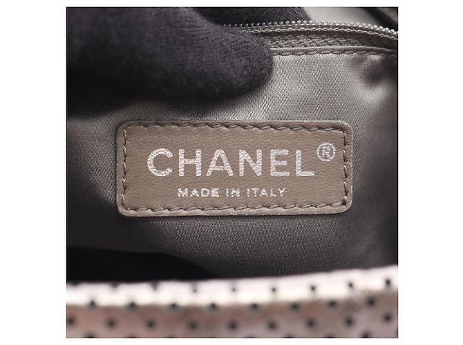 Borsa a Spalla in Pelle Perforata Chanel 2.55 Argento - vista 4