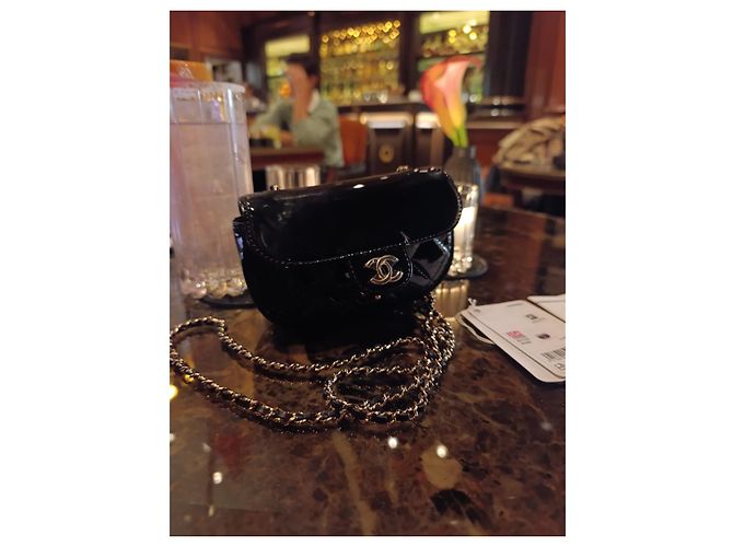 Piccola borsa Chanel in pelle verniciata nera Nero - vista 13