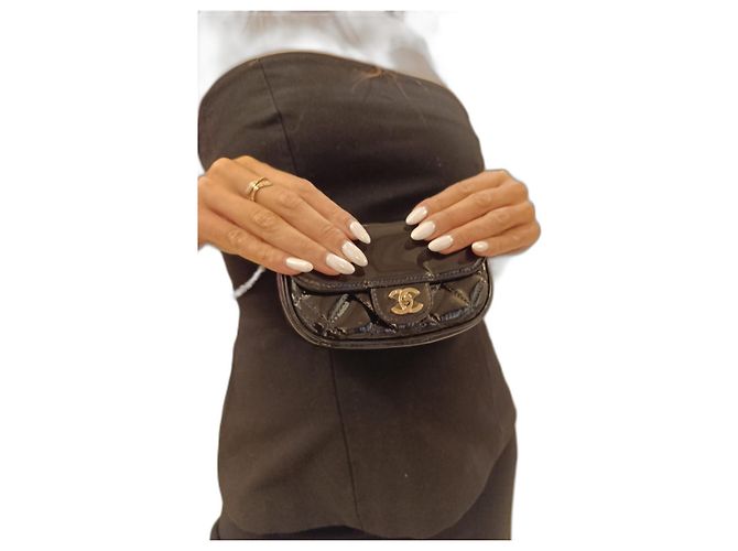 Piccola borsa Chanel in pelle verniciata nera Nero - vista 2