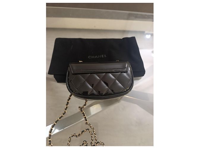 Piccola borsa Chanel in pelle verniciata nera Nero - vista 22