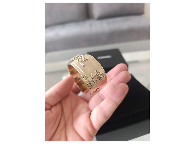 Chanel Armreif Gold mit CC Logo und Strass Größe M Gold hardware - Ansicht 10
