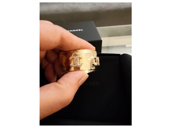 Chanel Armreif Gold mit CC Logo und Strass Größe M Gold hardware - Ansicht 13