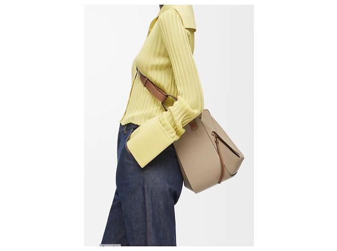 Borsa Hammock Piccola Loewe in Morbida Pelle di Vitello Granata Marrone Beige - vista 5