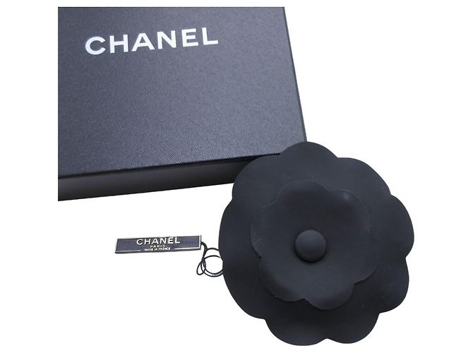 Broche Corsage en Cuir Camélia de Chanel Noir - vue 2