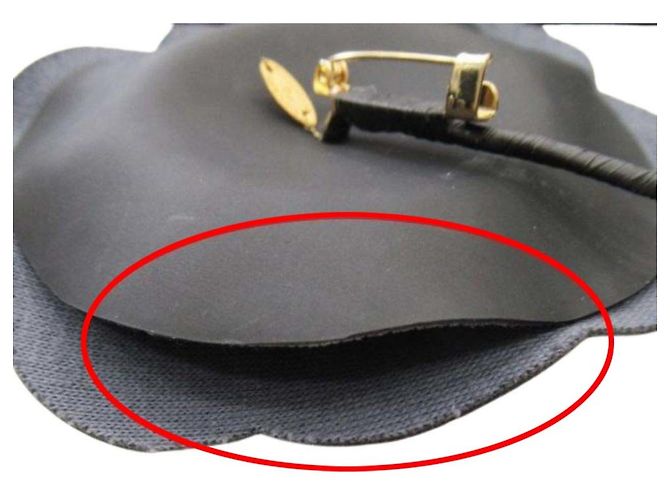 Broche Corsage en Cuir Camélia de Chanel Noir - vue 7