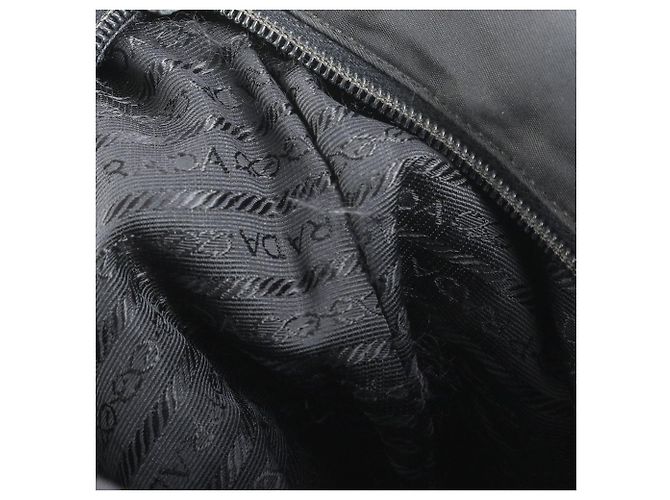 Borsa a spalla tote in nylon tessuto nero con logo Prada - vista 10