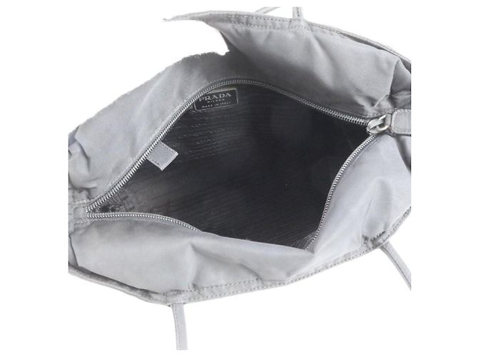 Borsa a spalla tote in nylon tessuto nero con logo Prada - vista 7