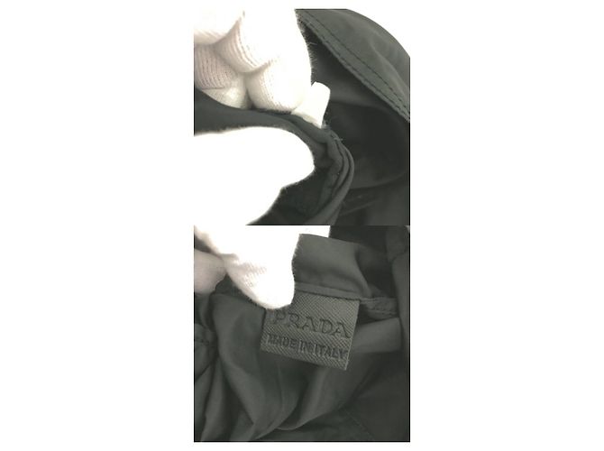Borsa a spalla tote in nylon tessuto nero e verde scuro con logo Prada in metallo - vista 10