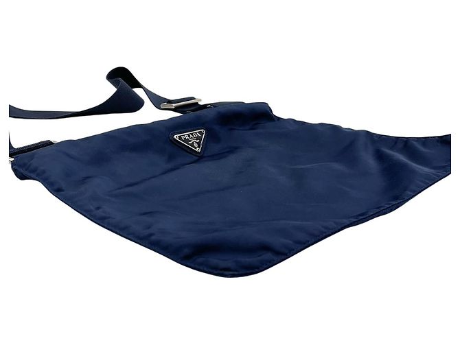 Borsa a tracolla incrociata in nylon blu navy con logo Prada - vista 3