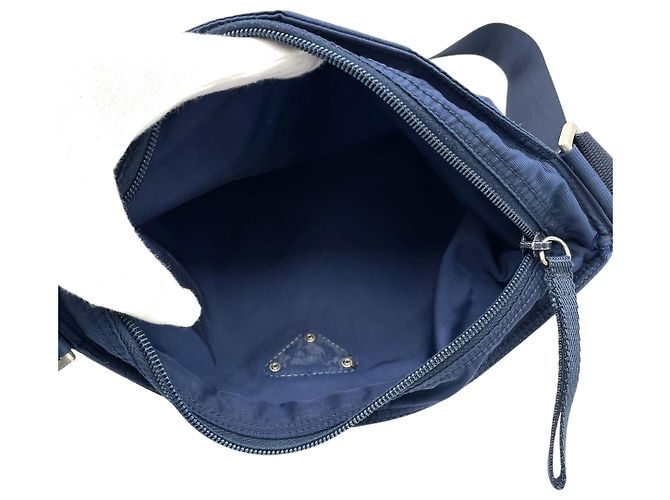 Borsa a tracolla incrociata in nylon blu navy con logo Prada - vista 7