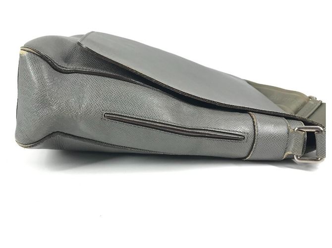 Borsa Messenger Roman PM Taiga Louis Vuitton Marrone - vista 4