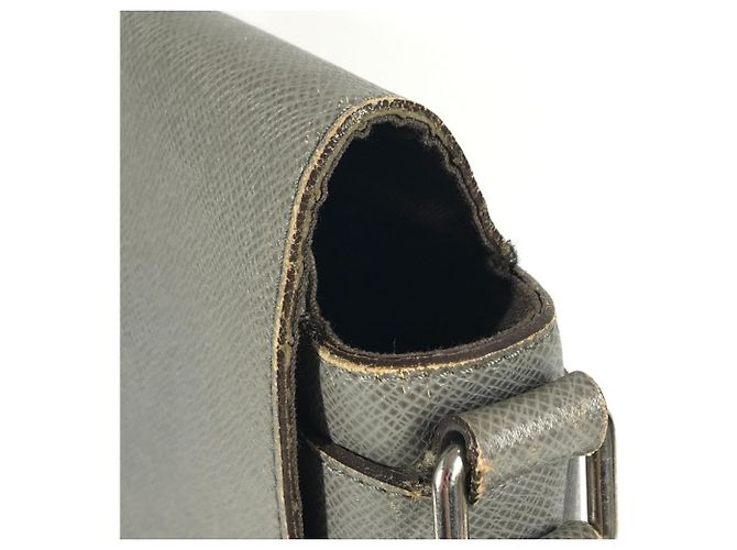 Borsa Messenger Roman PM Taiga Louis Vuitton Marrone - vista 9