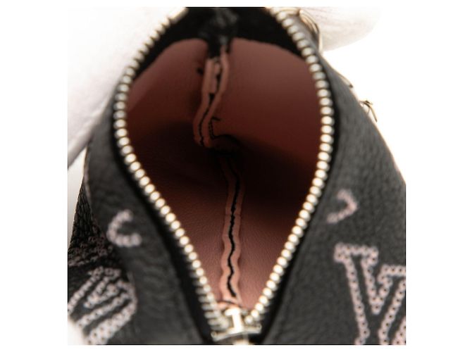 Charm Berlingo in Monogram Mahina di Louis Vuitton Nero Rosa - vista 4