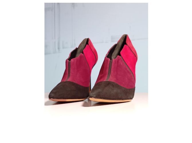 ikonischer Manolo Blahnik aus den 2000er Jahren" oder "Vintage / Pre-Vintage Stück". Schwarz Bordeaux Lila - Ansicht 2