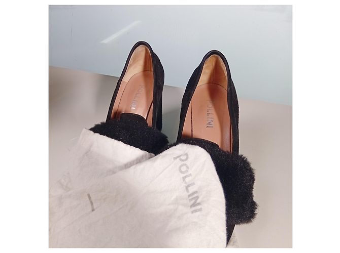 Décolleté Pollini in camoscio nero con inserto in pelliccia e tacco blocco - vista 2
