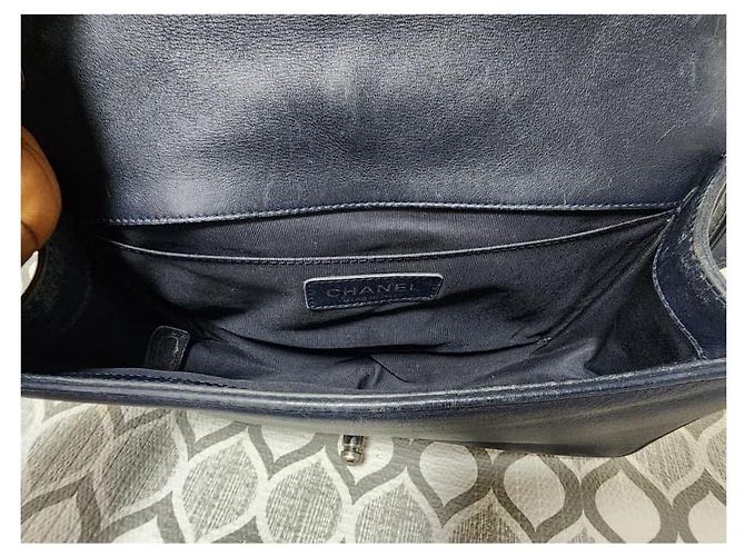 Borsa a spalla CHANEL Boy in pelle caviar trapuntata, media, blu navy - vista 11