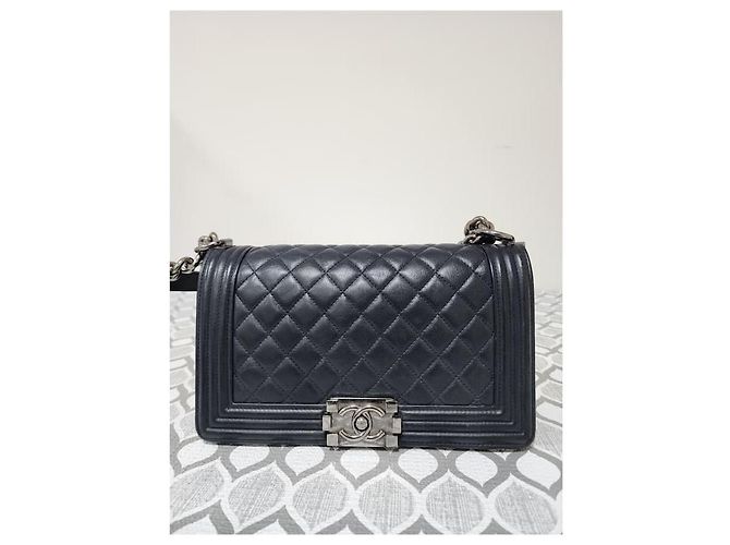 Borsa a spalla CHANEL Boy in pelle caviar trapuntata, media, blu navy - vista 12