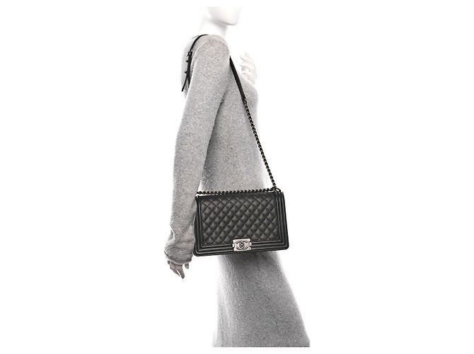 Borsa a spalla CHANEL Boy in pelle caviar trapuntata, media, blu navy - vista 3